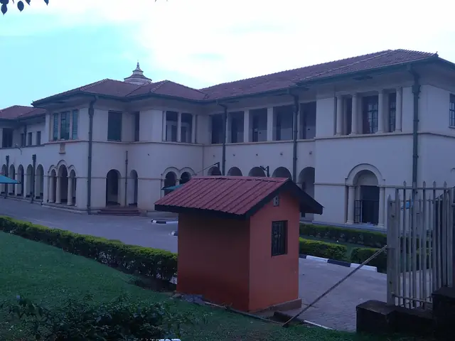 A colonial-style court building with a small guard hut in front